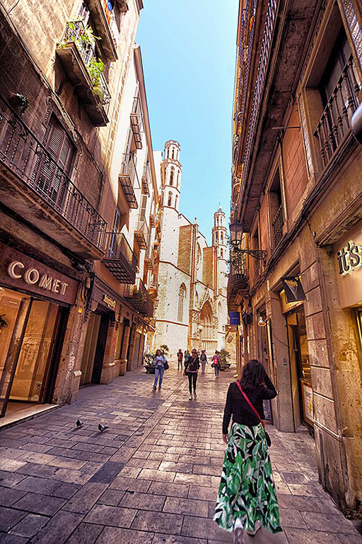 Walking on the Barri Gotic, Barcelona,  by Bai Chuang Shyu